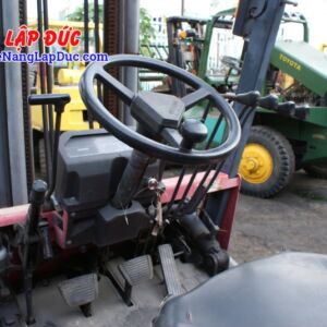 Buồng điều khiển với vô lăng dễ điều khiển và 4 cần điều khiển