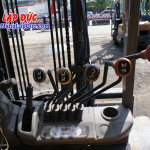 Xe nâng 3 tấn TCM FD30T3 sử dụng 5 cần điều khiển với các chức năng, nâng hạ, nghiêng khung, xoay càng, sàng càng