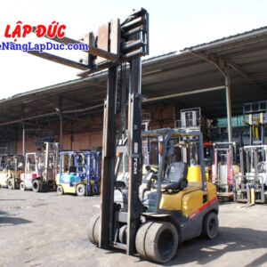 Xe nâng dầu 3 tấn TCM FD30T3 sử dụng bộ khung nâng 2 tầng cao 4m
