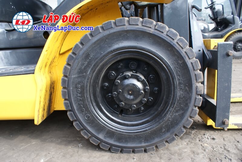 KOMATS-FD20T-17-#-324397-15 Lốp trước xe nâng dầu KOMATSU FD20T-17