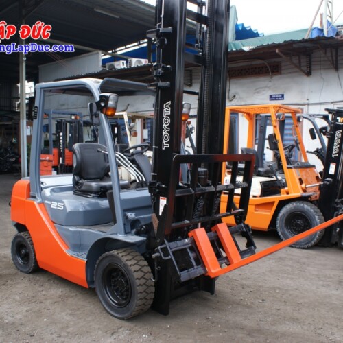 Xe nâng dầu 2.5 tấn TOYOTA 02-8FD25 số tự động gắn càng gật gù