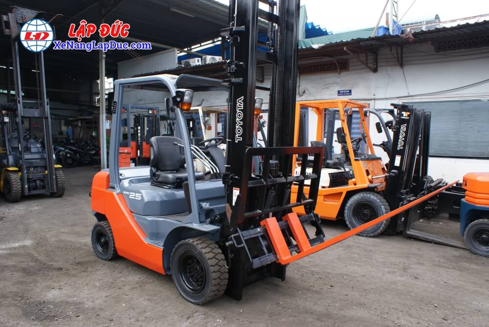 Xe nâng dầu 2.5 tấn TOYOTA 02-8FD25 số tự động gắn càng gật gù