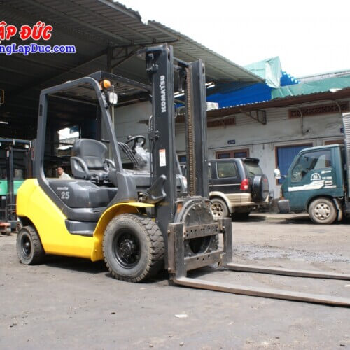 Xe Nâng KOMATSU 2.5 tấn FD25T-17, máy dầu số tự động, gắn mâm xoay 360 độ