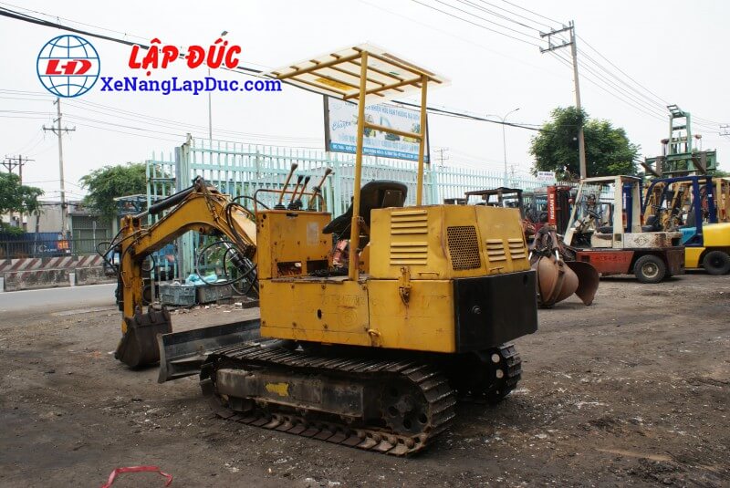 Hình chụp chéo phía sau Xe đào KOBUTA KH8 tại TPHCM