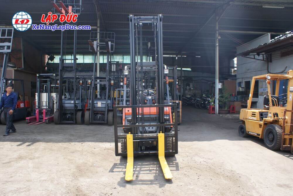 HÌnh chụp mặt trước Xe nâng điện TOYOTA 2.5 tấn 5FB25 HÌnh chụp mặt trước Xe nâng điện TOYOTA 2.5 tấn 5FB25