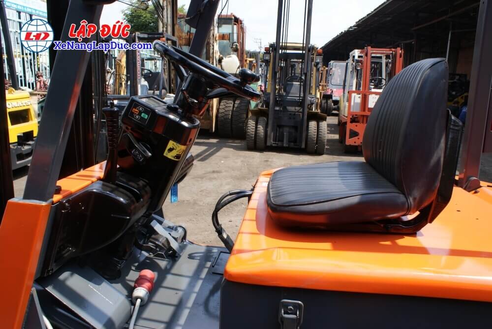 Ghế ngồi trên Xe nâng điện TOYOTA 2.5 tấn 5FB25 Ghế ngồi trên Xe nâng điện TOYOTA 2.5 tấn 5FB25