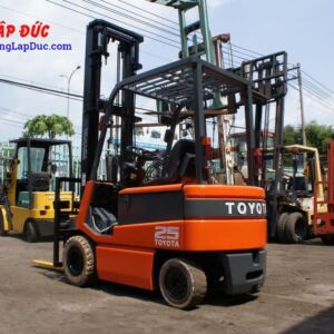 Hình phía sau Xe nâng điện TOYOTA 2.5 tấn 5FB25