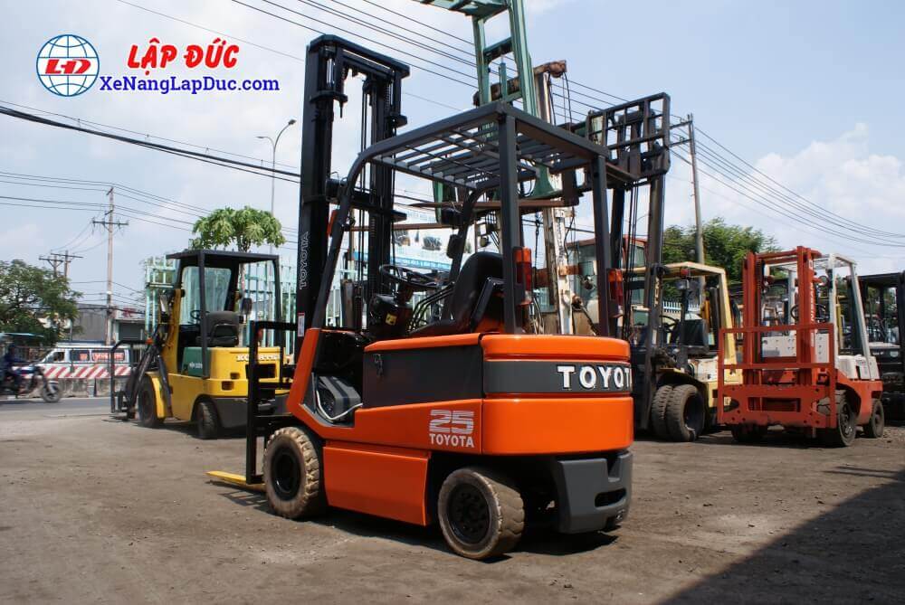 Hình phía sau Xe nâng điện TOYOTA 2.5 tấn 5FB25 Hình phía sau Xe nâng điện TOYOTA 2.5 tấn 5FB25