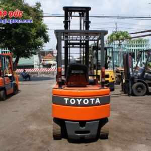 Xe nâng điện TOYOTA 2.5 tấn 5FB25 có màu cam đặc trưng