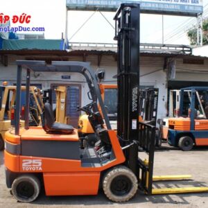 Xe nâng điện TOYOTA 2.5 tấn 5FB25 ngoại hình đẹp