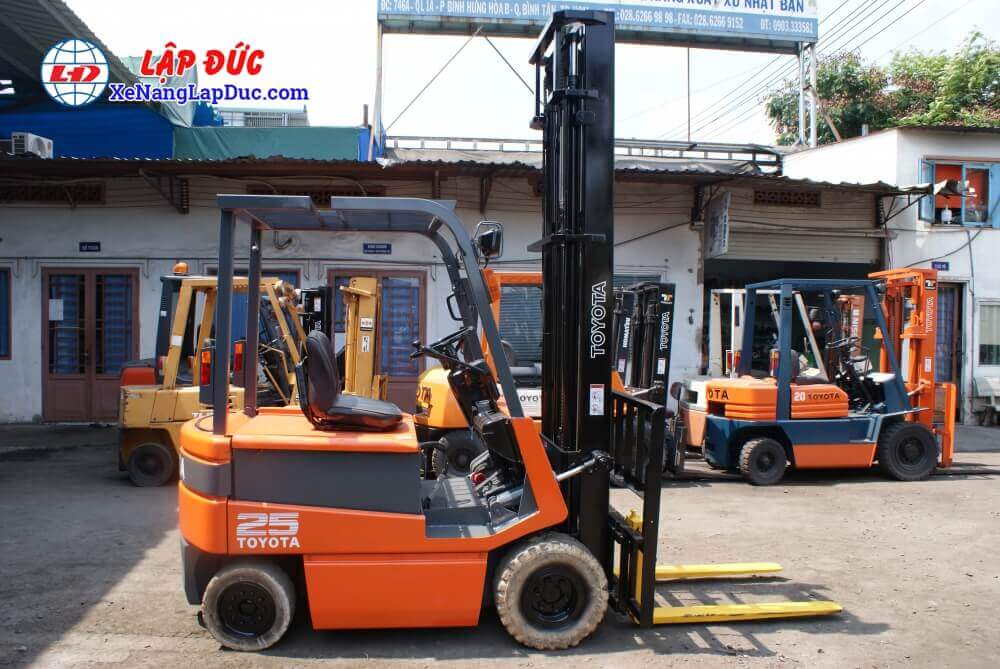 Xe nâng điện TOYOTA 2.5 tấn 5FB25 ngoại hình đẹp Xe nâng điện TOYOTA 2.5 tấn 5FB25 ngoại hình đẹp