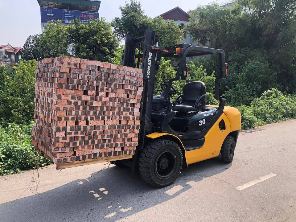 xe nâng komatsu nâng gạch