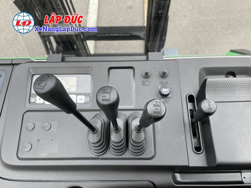 Các cần điều khiển trên Xe nâng điện đứng lái TOYOTA 8FBR10 Các cần điều khiển trên Xe nâng điện đứng lái TOYOTA 8FBR10