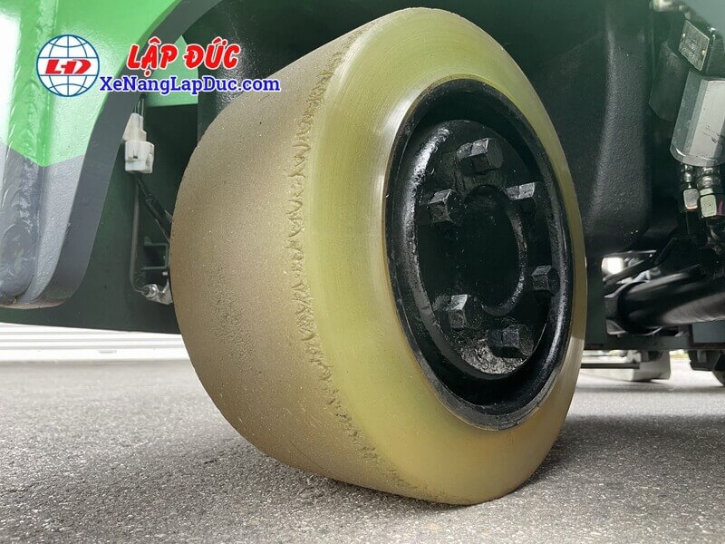 Xe nâng điện đứng lái TOYOTA 8FBR10-7 Bánh lái trên xe nâng TOYOTA 8FBR10