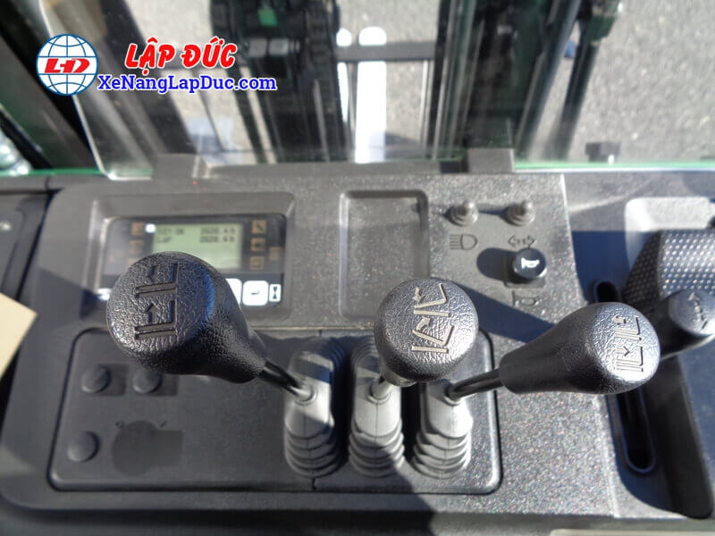 với thiết kế mới của TOYOTA 8FBR15, Khoang của người vận hành được bố trí thân thiện với nhiều chức năng: Rộng rãi với người vận hành, đường kính vô lăng nhỏ...