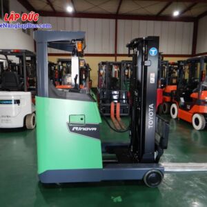 Xe nâng điện đứng lái TOYOTA 8FBR15 được sản xuất trên công nghệ tiên tiến của Toyota cung cấp cho người dùng một khoảng thời gian làm việc dài hơn, tiết kiệm chi phí trong việc bảo dưỡng, bảo trì. Xe nâng hoạt động an toàn hơn khi toàn bộ hệ thông điều khiển hoạt động của xe được gắn với một thân máy nhỏ gọn.
