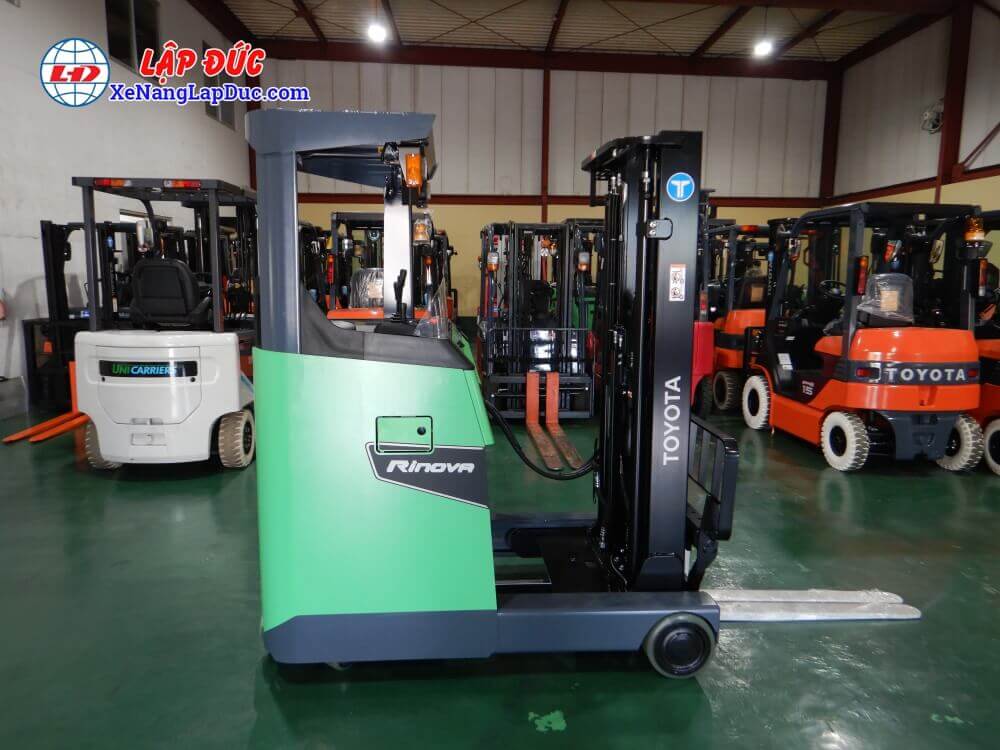 Xe nâng điện đứng lái TOYOTA 8FBR15 được sản xuất trên công nghệ tiên tiến của Toyota cung cấp cho người dùng một khoảng thời gian làm việc dài hơn, tiết kiệm chi phí trong việc bảo dưỡng, bảo trì. Xe nâng hoạt động an toàn hơn khi toàn bộ hệ thông điều khiển hoạt động của xe được gắn với một thân máy nhỏ gọn.