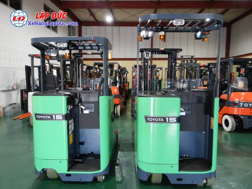 Tải trọng nâng 1.5 tấn tại tâm nâng 500mm với chiều cao nâng tối đa 6m, các dòng xe nâng điện đứng lái Toyota 8FBR15 là dòng phát triển sau của Toyota 7FBR15 luôn được khách hàng ưa chuộng cho giải pháp nâng hàng lên cao với lối đi hẹp.