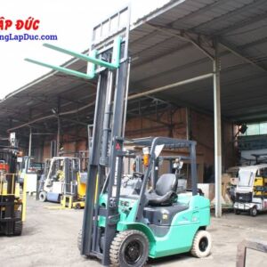 Xe sử dụng bộ khung nâng 2 tầng và ty giữa chui công giúp chiều cao nâng tối đa của xe lên được 3.5m