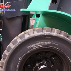 Bánh trước xe là lốp đặc có kích thước 7.00-12. Sử dụng bánh đặc giúp xe bám đường tốt hơn cũng như lốp xe sử dụng lâu mòn hơn