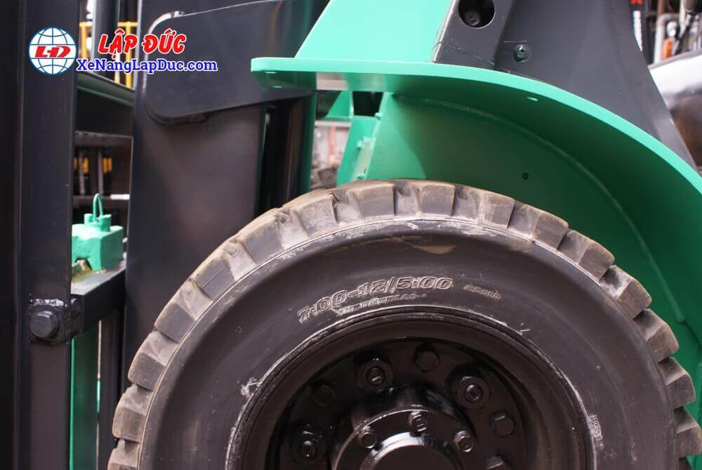 Xe nâng MITSUBISHI FD20T-F18C 2 tấn Bánh trước xe là lốp đặc có kích thước 7.00-12. Sử dụng bánh đặc giúp xe bám đường tốt hơn cũng như lốp xe sử dụng lâu mòn hơn