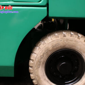 Lốp sau xe là lốp đặc kích thước 6.00-9. Lốp sau màu trắng giúp tránh được các vết hằn đen trên nền nhà khi xe di chuyển
