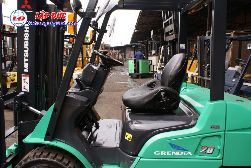 Xe nâng MITSUBISHI FD20T-F18C 2 tấn cabin có thiết kế hiện đại