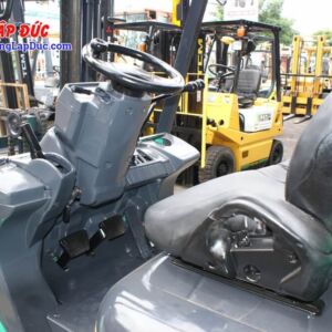 ghế lái cảu xe có thể di chuyển tới lui. Đồng thời ghế lái có cảm biến yên, khi tài xế rời khỏi xe thì các hoạt động nâng hạ sẽ bị ngưng để tránh tai nạn đáng tieecsc xảy ra