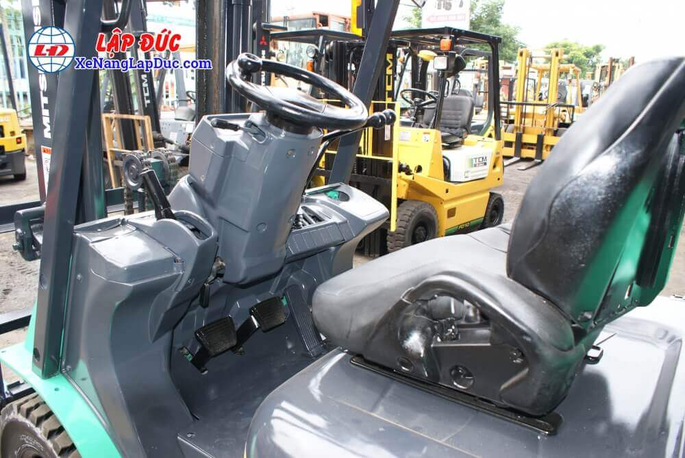 Xe nâng MITSUBISHI FD20T-F18C ghế lái cảu xe có thể di chuyển tới lui. Đồng thời ghế lái có cảm biến yên, khi tài xế rời khỏi xe thì các hoạt động nâng hạ sẽ bị ngưng để tránh tai nạn đáng tieecsc xảy ra