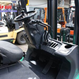 Xe có 2 cần điều khiển cơ bản là nâng hạ và nghiêng khung