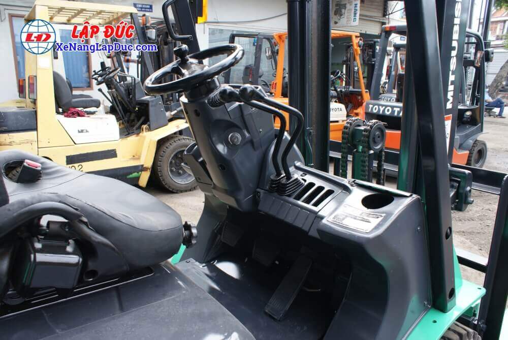 Xe nâng MITSUBISHI FD20T-F18C Xe có 2 cần điều khiển cơ bản là nâng hạ và nghiêng khung