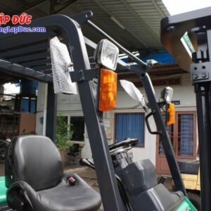 Đặc thù môi trường trong container rất tối nên xe được trang bị hệ thống đèn pha và gương để tài xế làm việc hiệu quả hơn, tránh tai nạn không đáng có