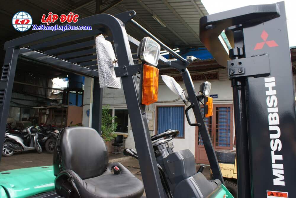 Xe nâng MITSUBISHI FD20T-F18C Đặc thù môi trường trong container rất tối nên xe được trang bị hệ thống đèn pha và gương để tài xế làm việc hiệu quả hơn, tránh tai nạn không đáng có