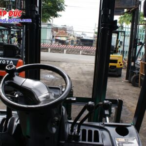 Xe nâng MITSUBISHI FD20T-F18C sử dụng vô lăng có trợ lực giúp tài xế dễ dàng xoay vô lăng, các thao tác diễn ra cực kỳ nhẹ nhàng