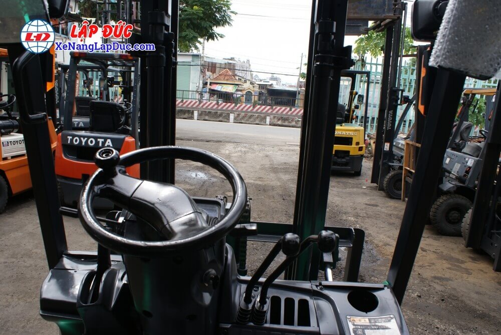 Xe nâng MITSUBISHI FD20T-F18C Xe nâng MITSUBISHI FD20T-F18C sử dụng vô lăng có trợ lực giúp tài xế dễ dàng xoay vô lăng, các thao tác diễn ra cực kỳ nhẹ nhàng