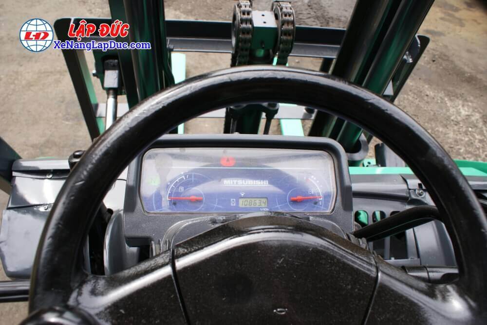 Xe nâng MITSUBISHI FD20T-F18C Đồng hồ hiển thị thời gian sửu dụng của xe, mức nhiên lệu của xe