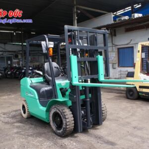Với bộ ty giữa, xe có thể nâng hàng trong container lên cao 1m mà không làm tăng chiều cao của khung nâng