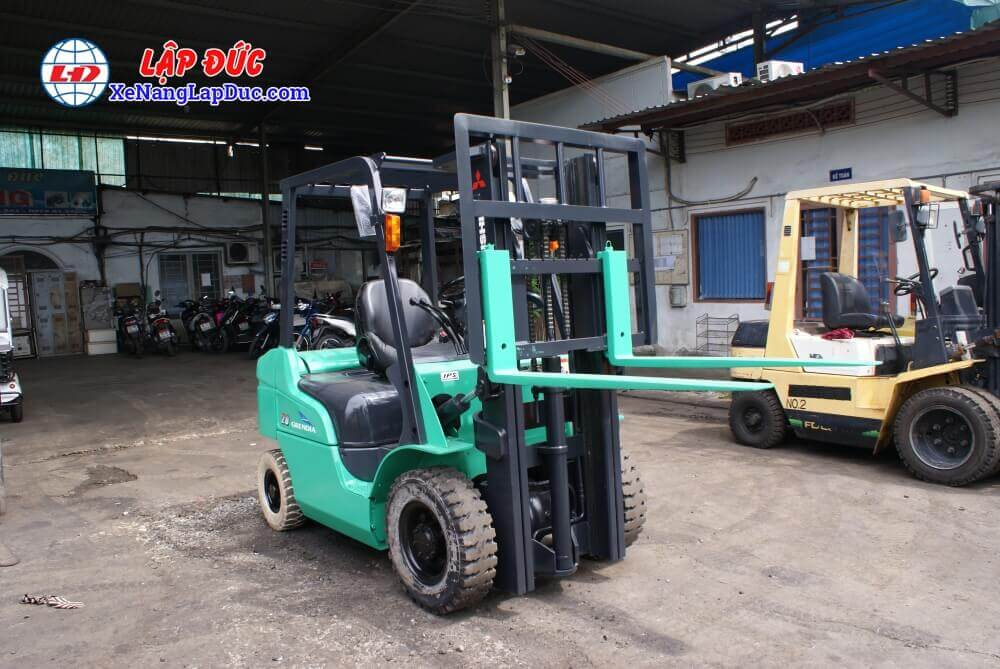 Xe nâng MITSUBISHI FD20T-F18C 2 tấn Với bộ ty giữa, xe có thể nâng hàng trong container lên cao 1m mà không làm tăng chiều cao của khung nâng
