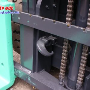 Xe có trang bị móc, có thể được dùng để móc dây xích, kép hàng từ container ra ngoài