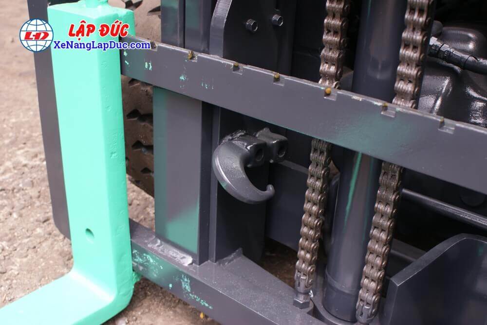 Xe nâng MITSUBISHI FD20T-F18C có trang bị móc, có thể được dùng để móc dây xích, kép hàng từ container ra ngoài Xe có trang bị móc, có thể được dùng để móc dây xích, kép hàng từ container ra ngoài