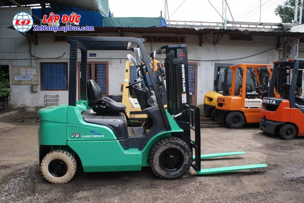 Xe nâng MITSUBISHI FD20T-F18C 2 tấn Xe nâng Mitsubishi MITSUBISHI FD20T-F18C có thiết kế mạnh mẽ, kết hợp với mày xanh chuối đặc trung giúp dịu mắt