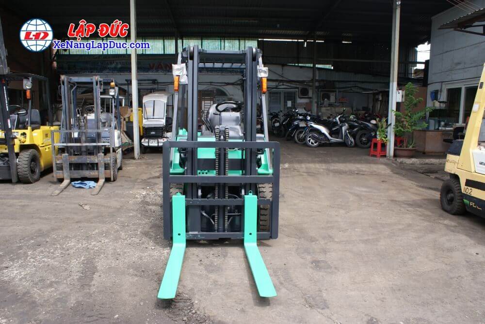 Xe nâng MITSUBISHI FD20T-F18C 2 tấn - Hình ảnh bộ khung nâng 2 tầng với ty giữa chui công Hình ảnh bộ khung nâng 2 tầng với ty giữa chui công