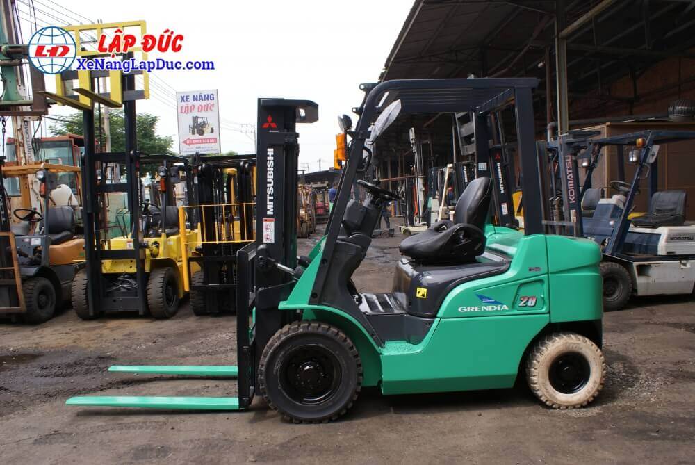 Xe nâng MITSUBISHI FD20T-F18C 2 tấn Buồng lái có thiết kế hiện đại với ghế lái êm, chiều cao ghế có phù hợp với thể trạng tài xế Việt nam