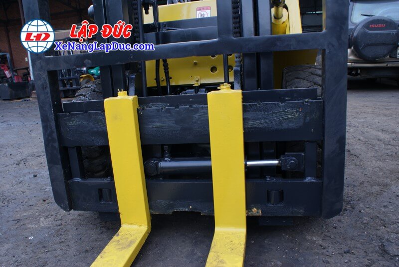 xe nâng dầu MITSUBISHI-FD20-F18A (3) Bộ dịch giá sử dụng ty thủy lực để kéo và đẩy mặt càng nâng qua lại một cách nhẹ nhàng