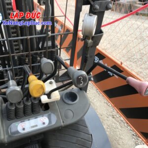 xe nâng gắn bộ kẹp giấy có thể gắn thêm bộ đo áp suất để tránh kẹp quá mức làm hư hỏng cuộn giấy