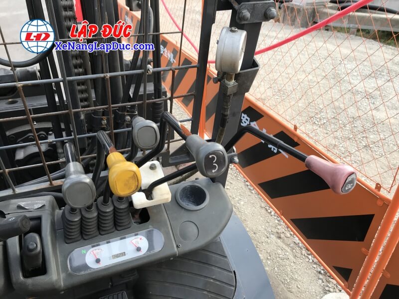 Bộ kẹp cuộn giấy tròn (Paper Roll Clamps)-10 xe nâng gắn bộ kẹp giấy có thể gắn thêm bộ đo áp suất để tránh kẹp quá mức làm hư hỏng cuộn giấy