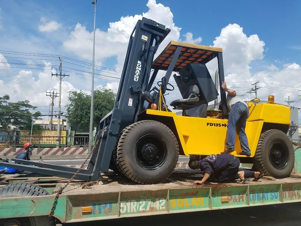 xe nâng KOMATSU FD135