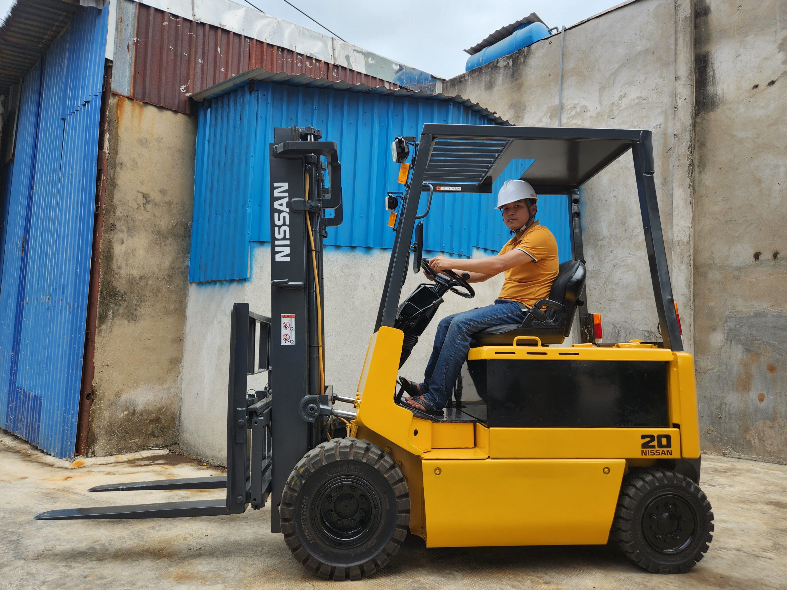 Lái xe nâng điện 2 tấn pin Lithium