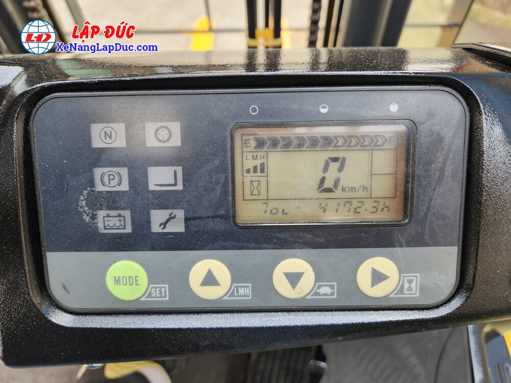 Bảng hiển thị thông tin và đồng hồ của xe nâng Komatsu FB15 12