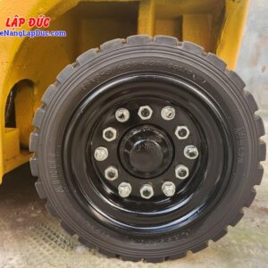 Bánh sau xe nâng Komatsu FB15 12 là bánh đặc 16x6 8